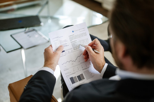 Geschäftsführer beim Prüfen von Unterlagen