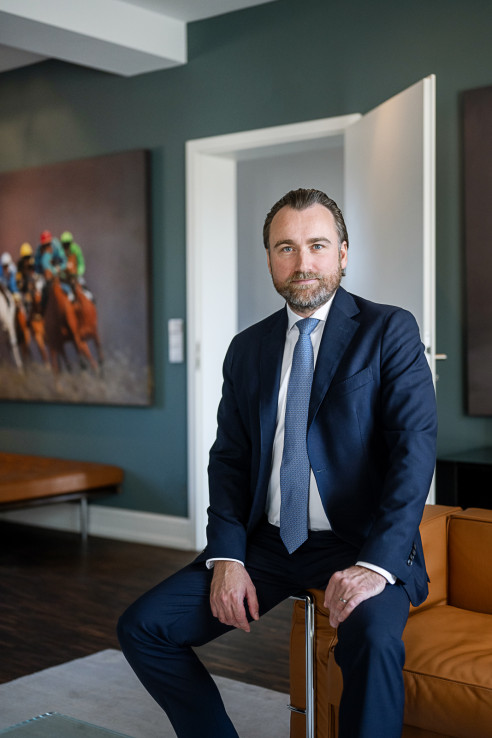 Businessportrait eines Geschäftsführers sitzend auf einen Stuhl