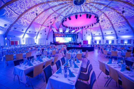 große eingedeckte Halle für ein Abendevent in Ochtendung