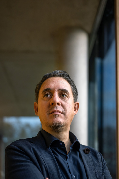 Businessportrait eines Geschäftsführers vor einer Säule im Büro