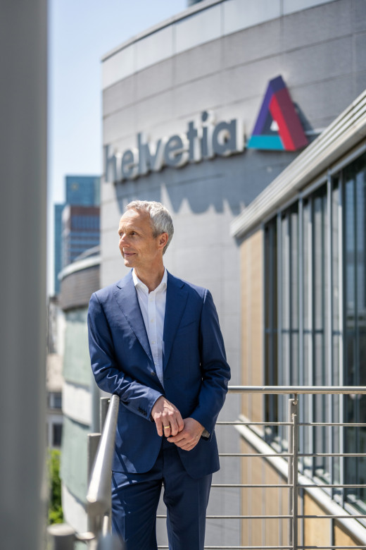 Businessportrait eines Geschäftsführers vor dem Firmenlogo in Frankfurt