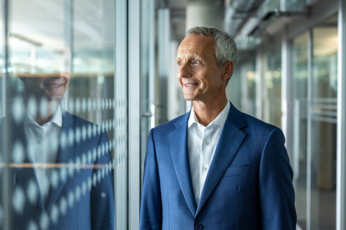 Businessportrait im Büro mit einer Sieglung der Glaswand