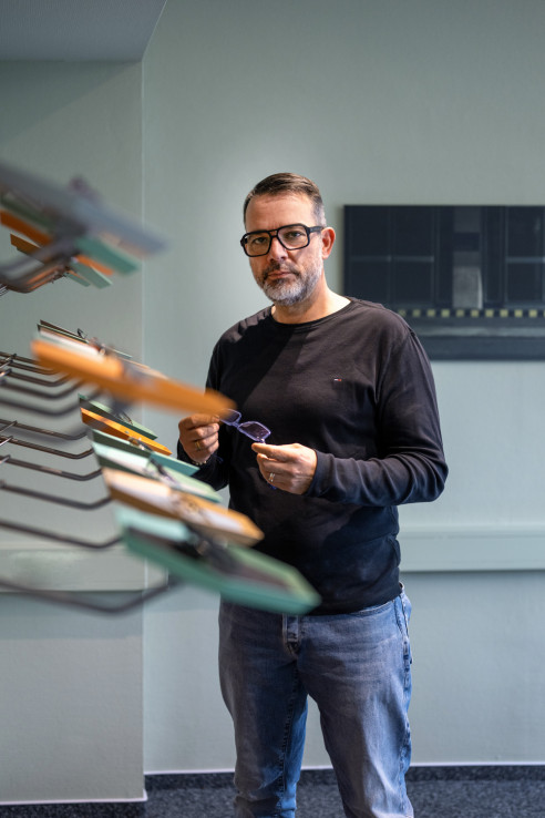 Geschäftsführer Portrait im Geschäft Brille in der Hand