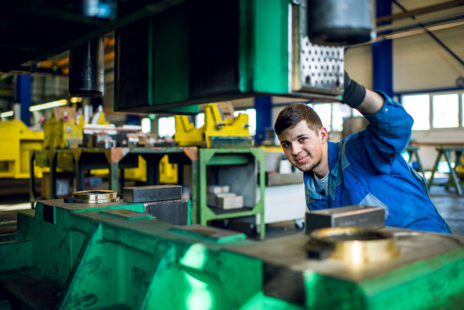 Azubi bei der Arbeit in der Produktion