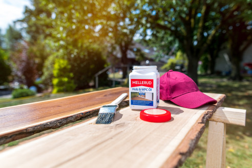 Holzbretter und Öl zum lackieren