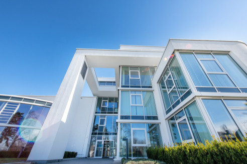 Architekturfoto eines Firmengebäudes mit viel Glas