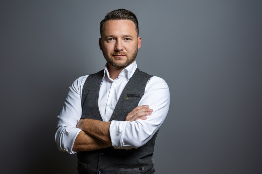 Professionelles Portrait eines Mannes für Führungskraft mit selbstbewusstem Ausdruck