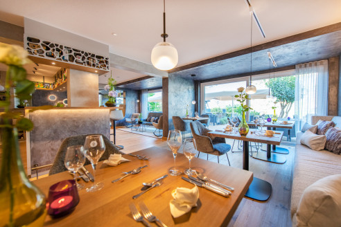 Restaurant im Hotel mit Licht und Schatten.