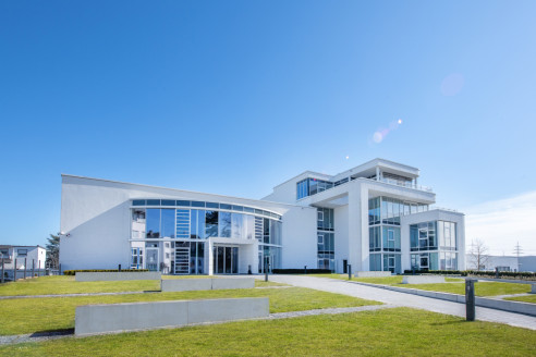 Blick auf ein Firmengebäude und blauen Himmel
