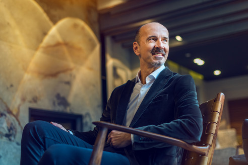 Sitzender Mann bei einen Portraitshooting