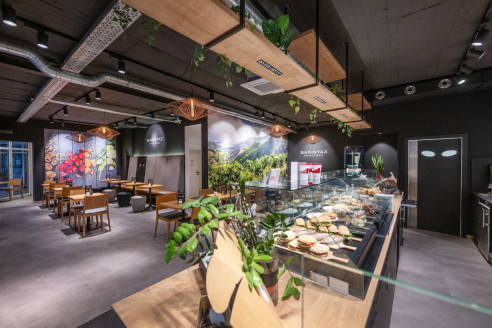 stimmungsvolle moderne Cafe Räumlichkeiten