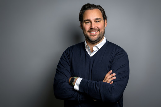 Authentisches Business Portrait in entspannter Pose