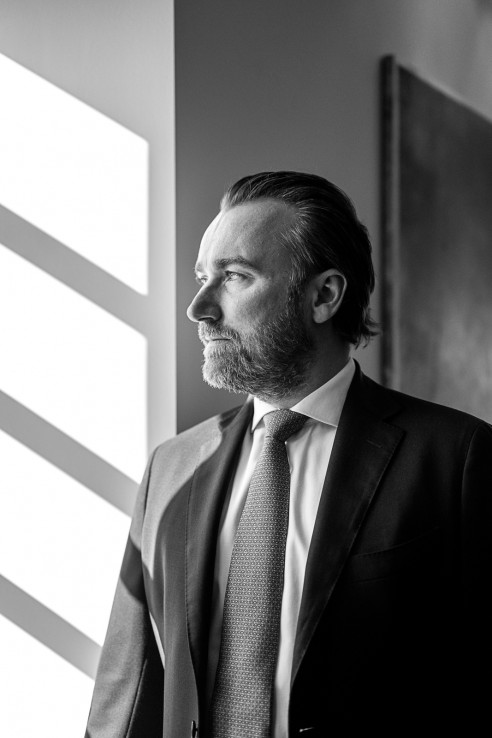 Portrait in schwarz/weiß eines Mannes im Anzug