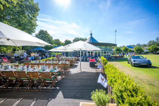 Auto Neuvorstellung auf einem Golfplatz