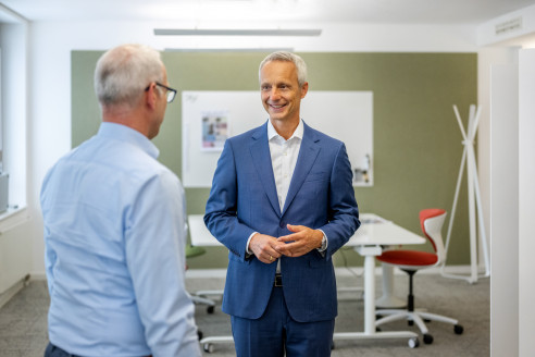 SEO unterhält sich mit einen Mitarbeiter im Büro