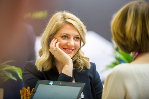 Lachende Frau auf einer Messe