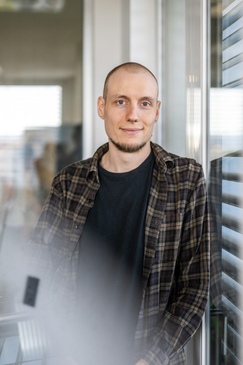 Mann schaut in die Kamera im Büro