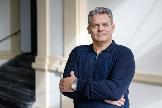 Mann schaut in die Kamera