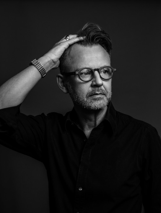 Portrait eines Mannes in schwarz/weiß.