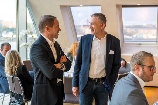 Zwei Männer im Gespräch auf einem Event