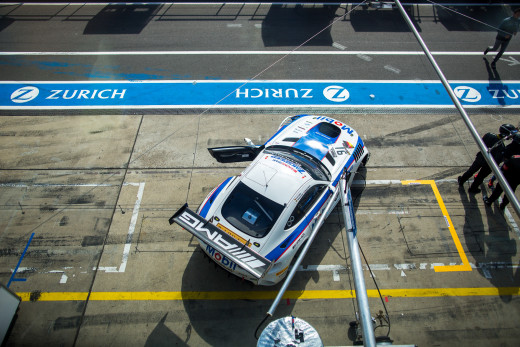 Rennauto in der Boxengasse