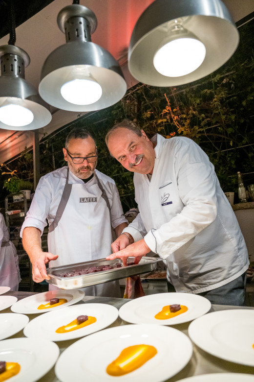 Johan Lafer beim anfertigen von Essen