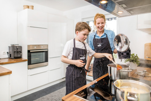 Mama und Sohn kochen zusammen